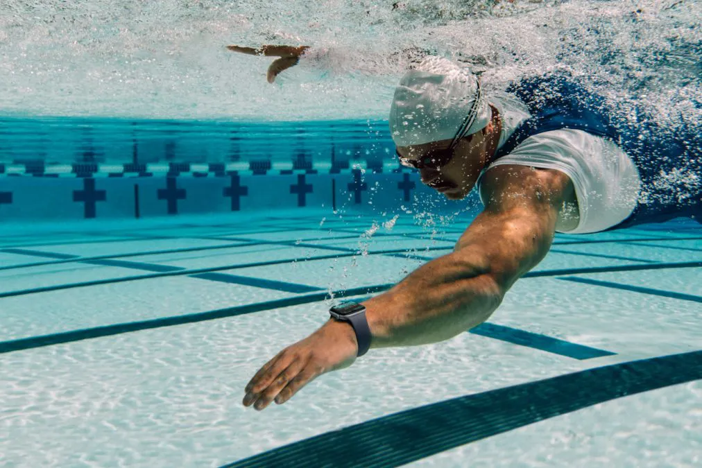 Una persona che nuota in piscina con Apple Watch Series 12 al polso.