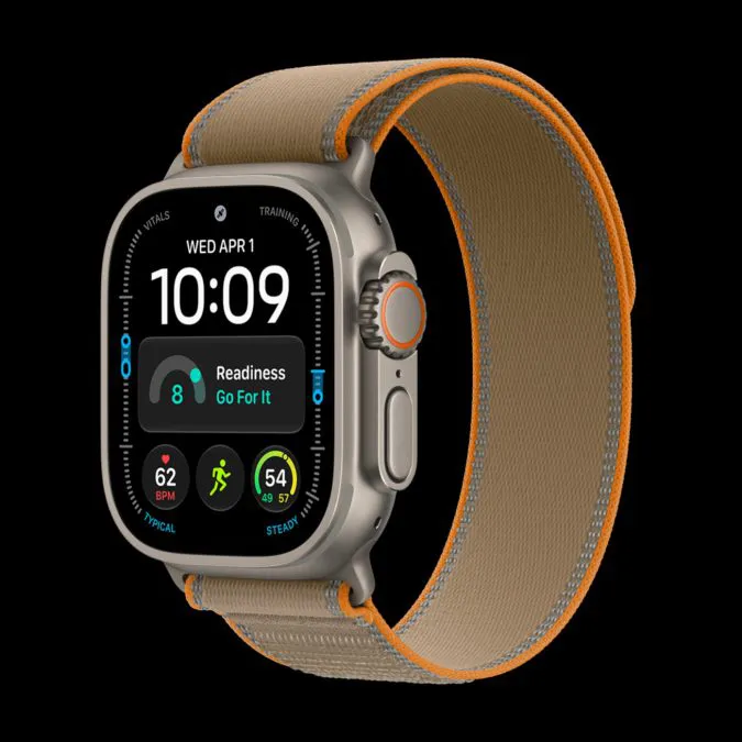 Un Apple Watch Ultra 4 in titanio naturale con cinturino Trail Loop color sabbia.
