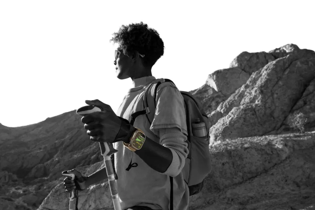 Una foto in bianco e nero di una persona che fa trekking indossando un Apple Watch Ultra 2.
