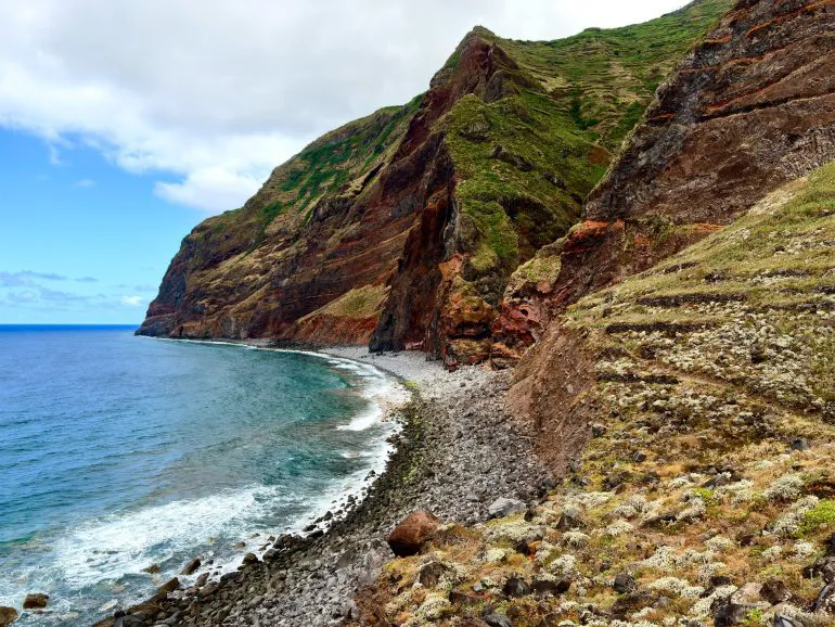 Una foto scattata con iPhone 17 di un panorama costiero