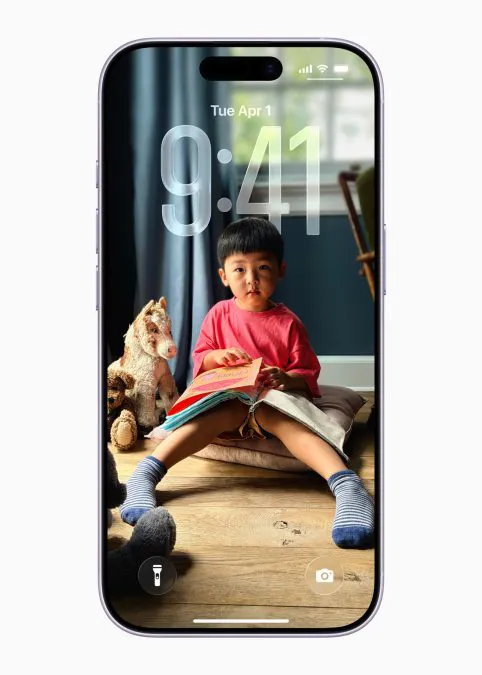 iPhone 17 con la schermata di blocco in iOS 26