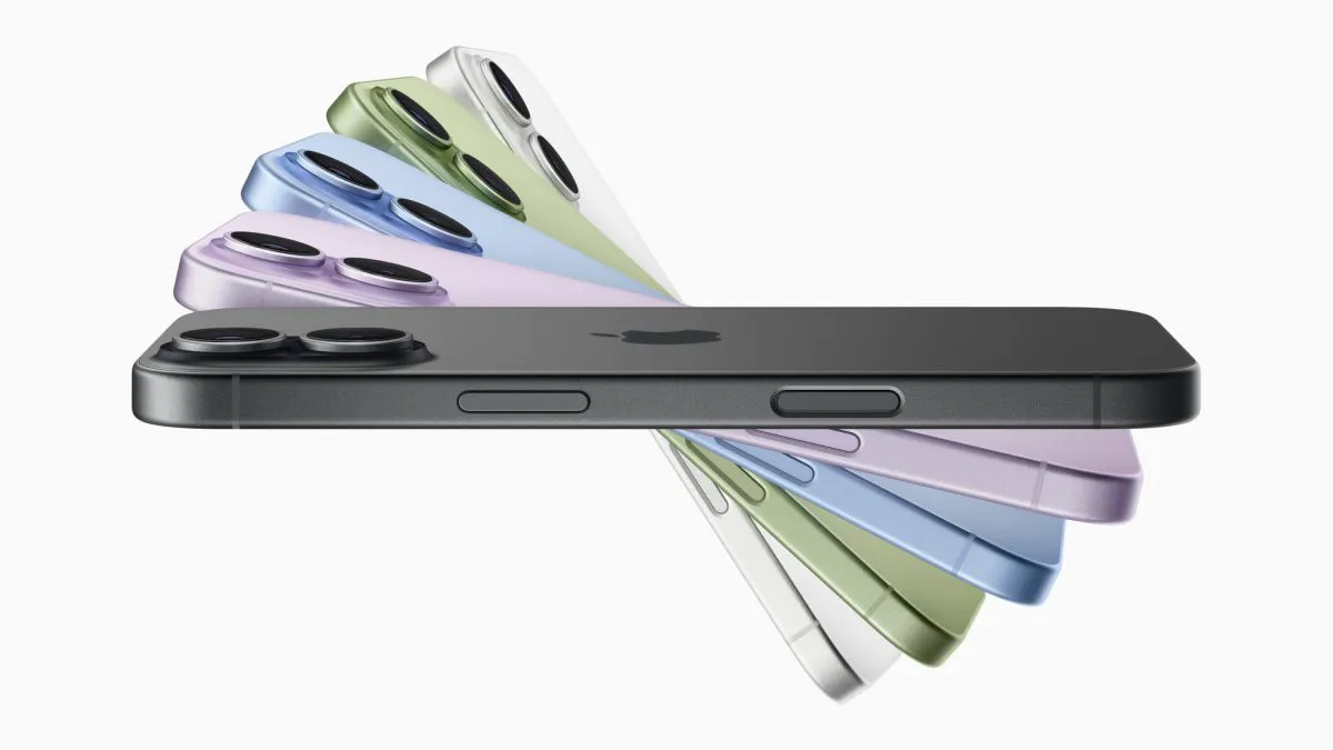 Diversi iPhone 17 mostrati di lato in tutti i colori disponibili: lavanda, azzurro nebbia, salvia, bianco e nero