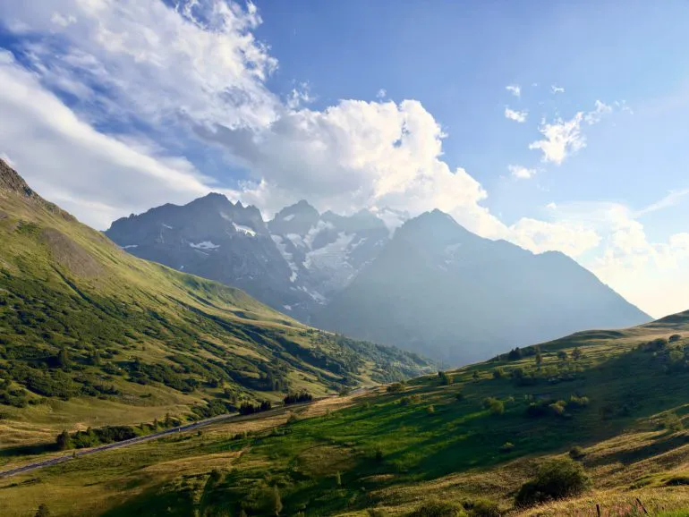 Un panorama di montagna scattato con iPhone 18 Pro