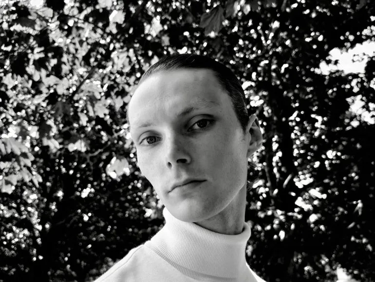 Una foto in bianco e nero di una persona scattata con iPhone 18 Pro