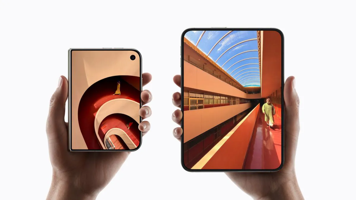 Due mani che tengono due iPhone Duo, uno chiuso e uno aperto