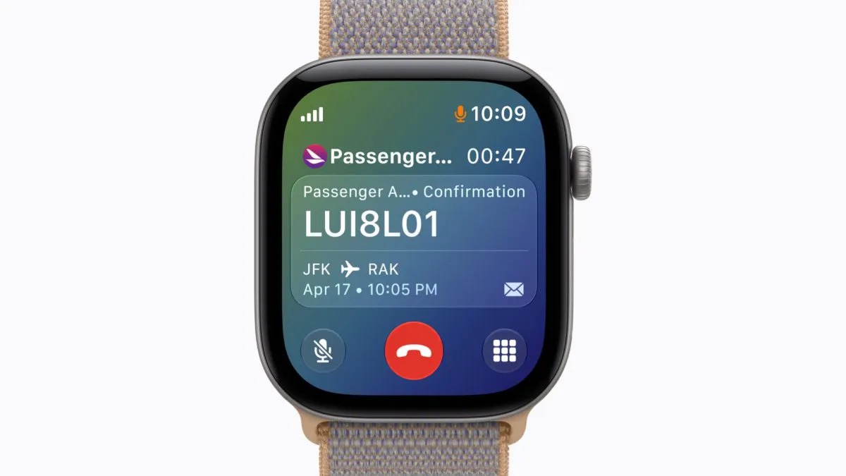 Un Apple Watch Series 12 che mostra sul display informazioni relative a un volo grazie alla funzione "Contesto chiamata".