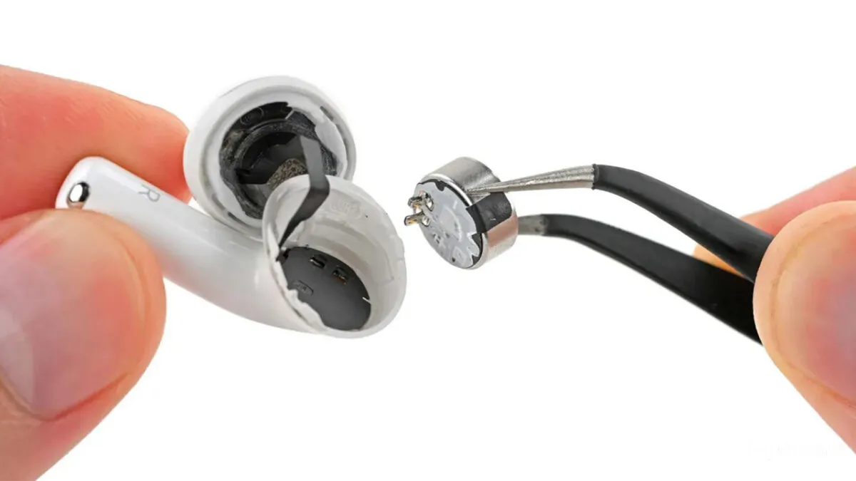 iFixit smonta AirPods 5 e trova batterie sostituibili