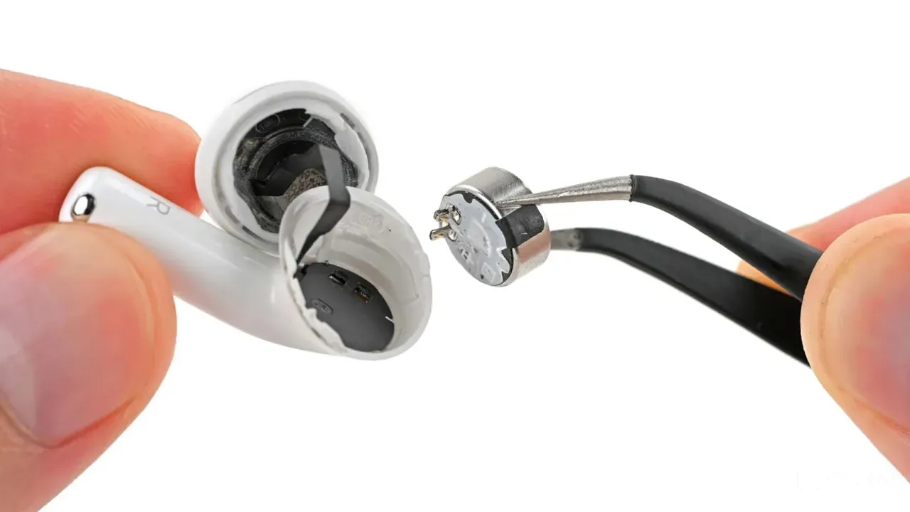 iFixit smonta AirPods 5 e trova batterie sostituibili