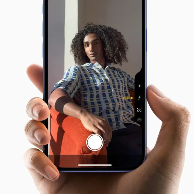 Un iPhone 16 che scatta un ritratto mentre si regolano le impostazioni con il Controllo fotocamera.