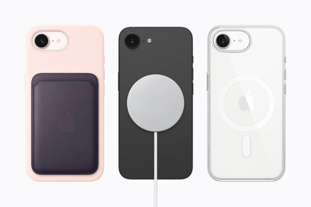 Tre iPhone 17e con accessori MagSafe: portafoglio, caricabatterie e custodia.